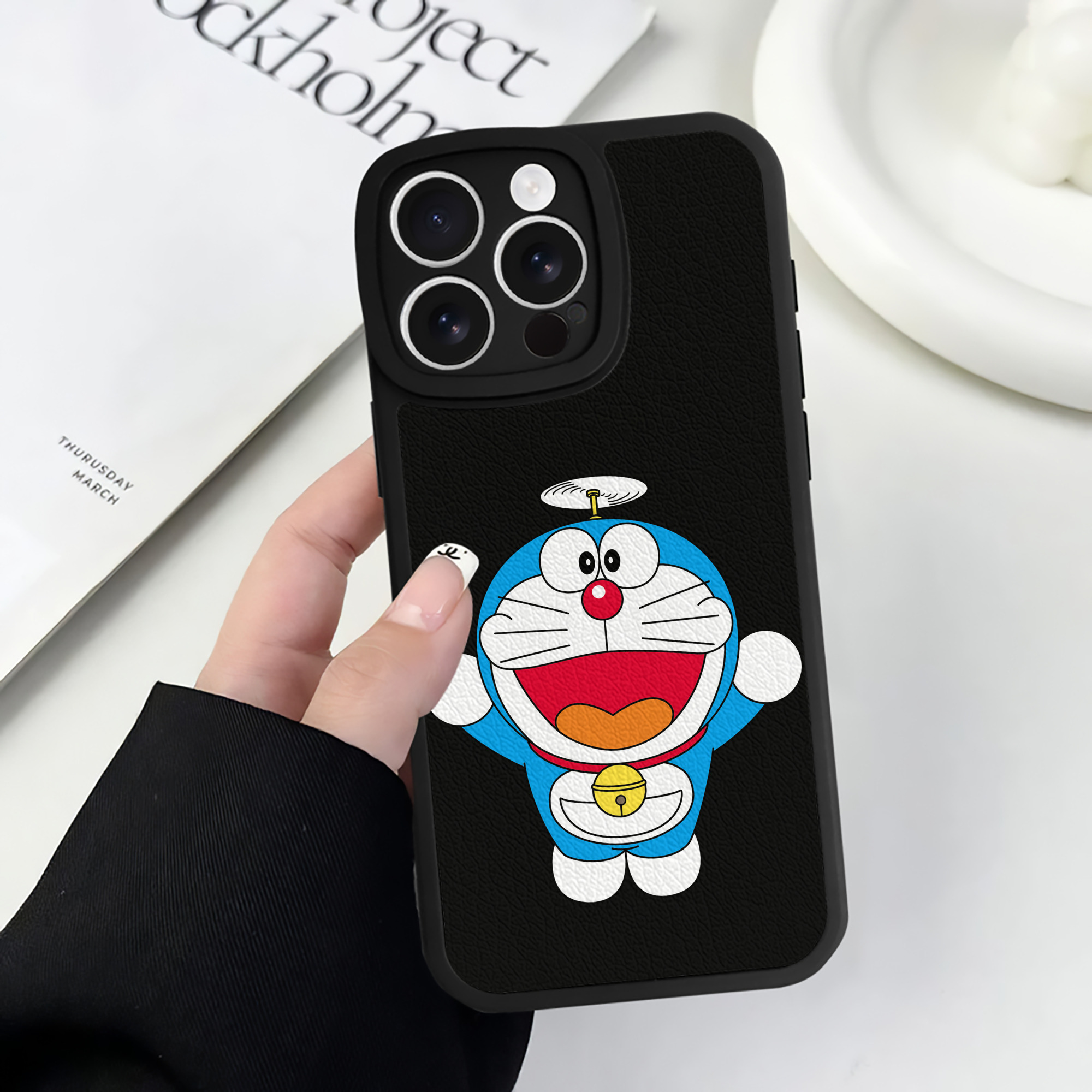 （画像用） ドラえもん Doraemon 【iPhone 16シリーズ対応】シリコンスマホケース（レザー調） 材質：シリコン